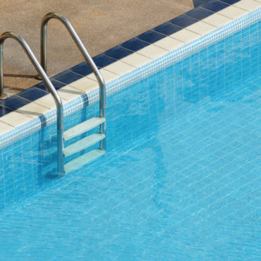 Nova resolução do Conselho Federal de Química gera dúvidas sobre exigência em piscinas de condomínios